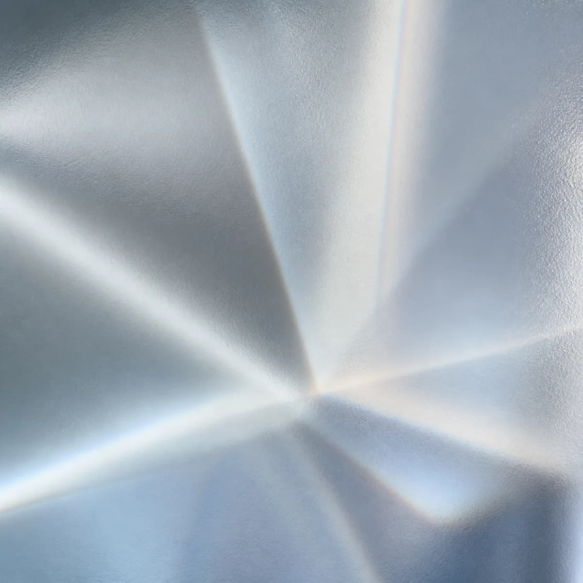 Оригинальная обложка концепта «Матовая грань — Glass Light Pack»: беспредметные световые преломления, мягкие полосы и зерно стекла