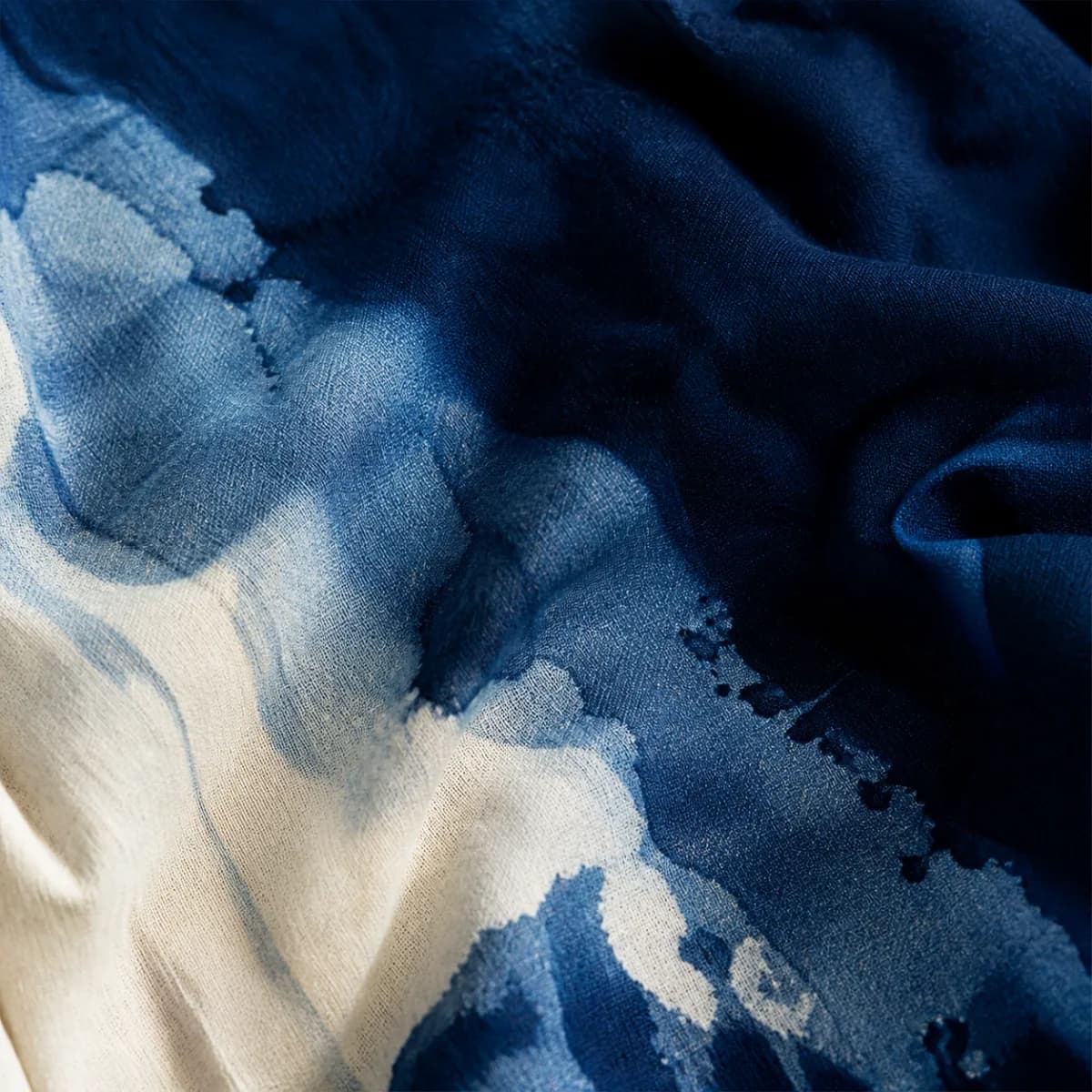 Оригинальная обложка концепта «Индиго и вода — Dye Pack»: абстрактные синие поля ткани, водяные границы и мягкие складки
