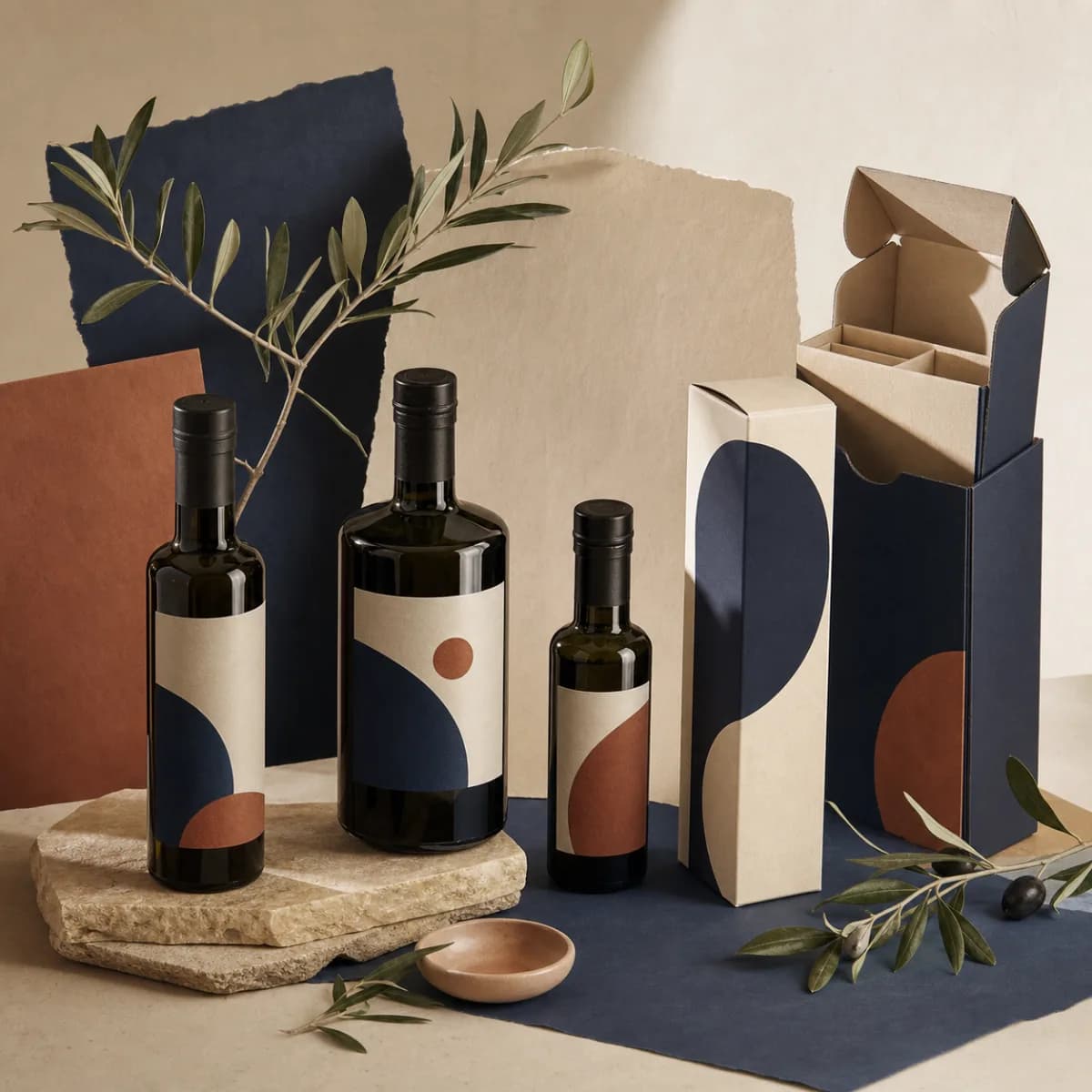 Оригинальная обложка концепта «Масло и стекло — Pantry Scenes»: тёмное стекло без текста, фактурная бумага и ветви оливы