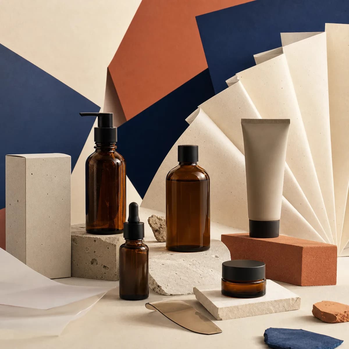 Оригинальная обложка концепта «Тихая лаборатория — Skincare Scenes»: янтарные флаконы без этикеток, матовые тубы и минеральные подиумы