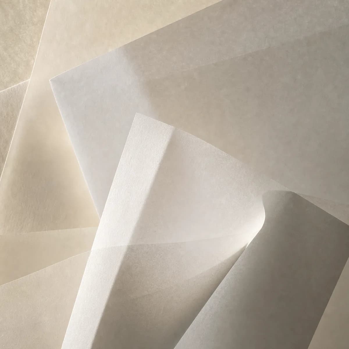 Оригинальная обложка концепта «Калька и слой — Vellum Pack»: слои кальки, молочные перекрытия и мягкие тени на бумаге
