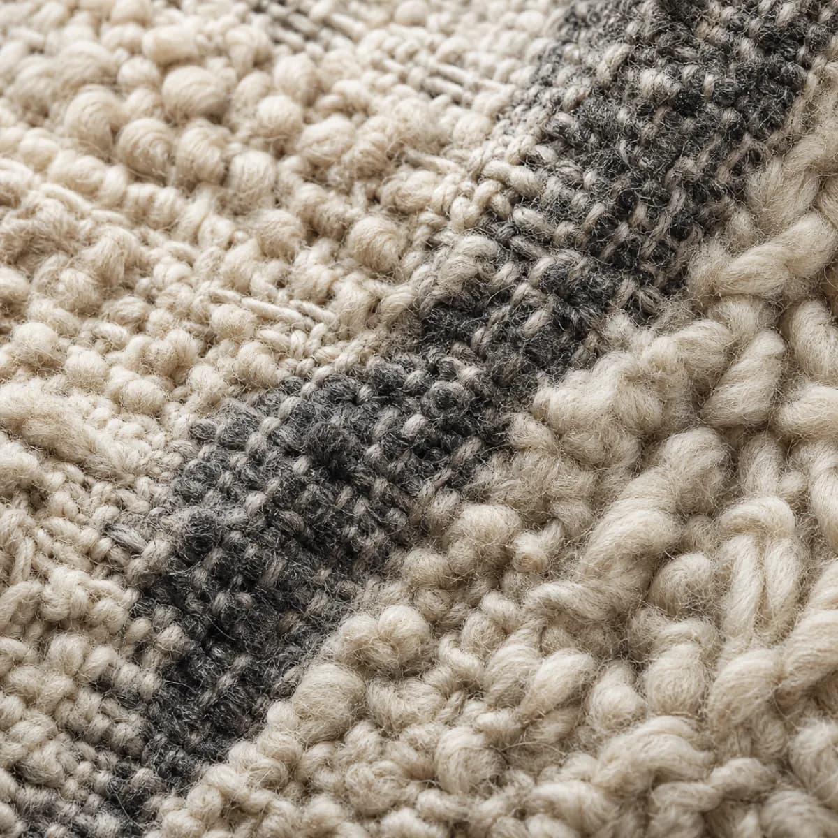Оригинальная обложка концепта «Шерстяное переплетение — Textile Atlas»: макро нейтральной шерсти, петель и неодинакового натяжения нитей